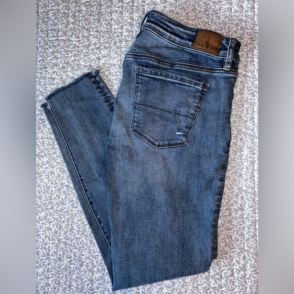 Women’s American Eagle Super Stretch Jegging  8R. Distressed. New without tags